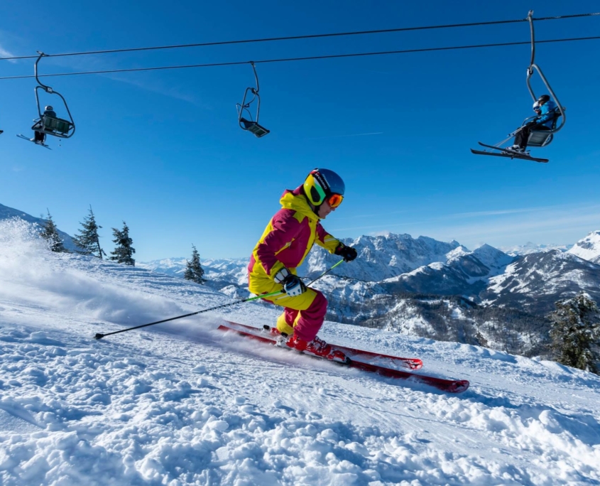 Skifahrer in HochKössen mit Sesselliftanlage im Hintergrund