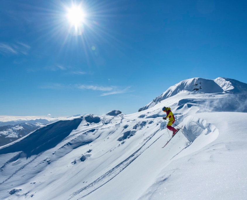 Skifahrer auf Pulverschneepiste in HochKössen