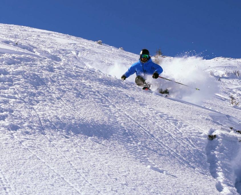 Skifahrer an steilem Skihang der Kampenwand