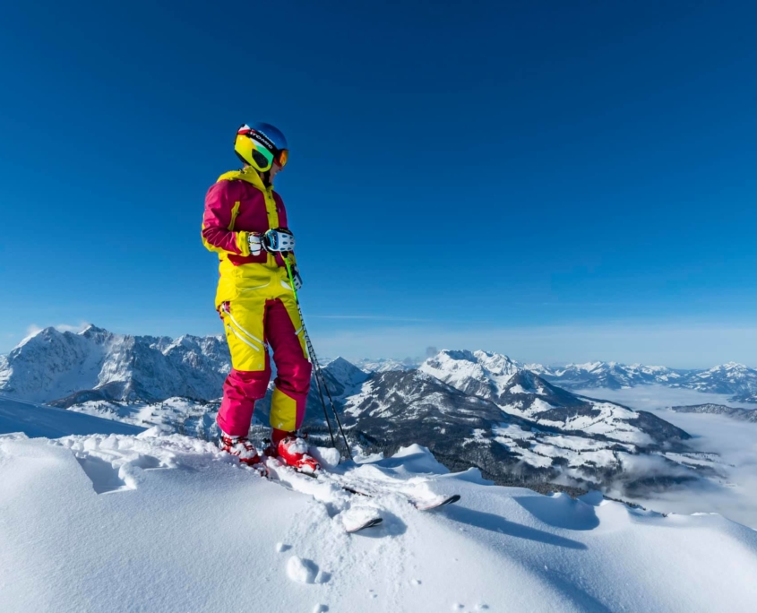 Skifahrer in HochKössenblickt auf Winterlandschaft