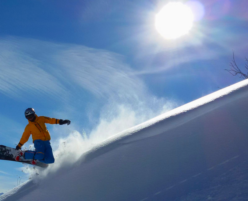 Snowboardfahrer in der Luft